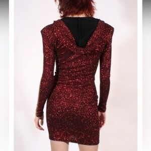 Beautiful dress size L like new Stretch with padded shoulders and a hood